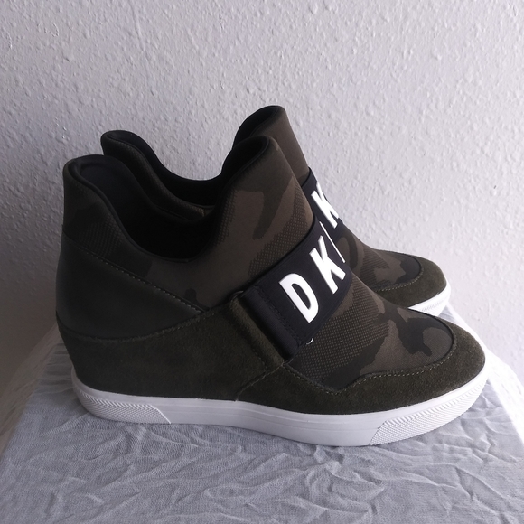 DKNY - Picture 2 of 4